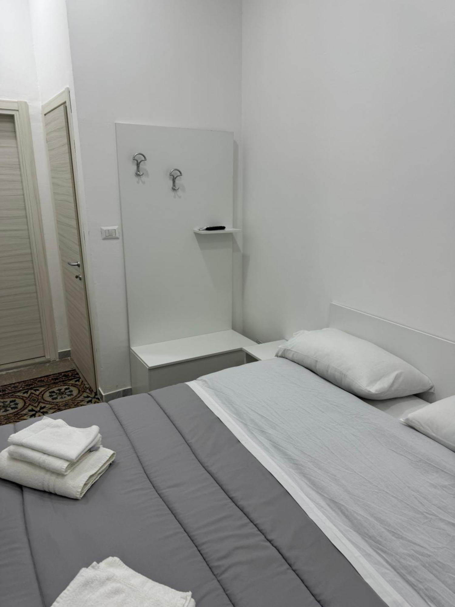 Henry Luxury * Naples
